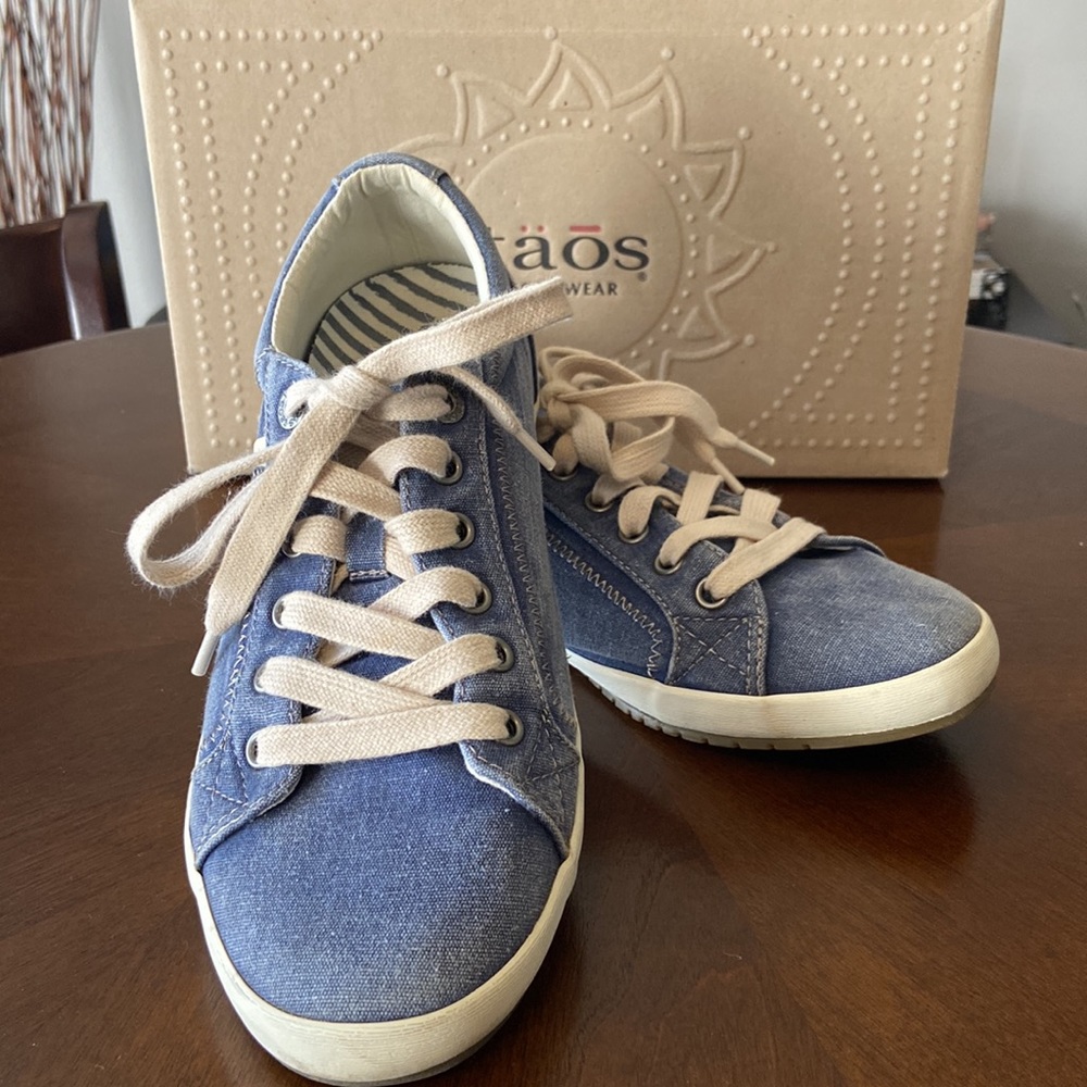 Täōs footwear - women’s size 9 - star canvas shoes